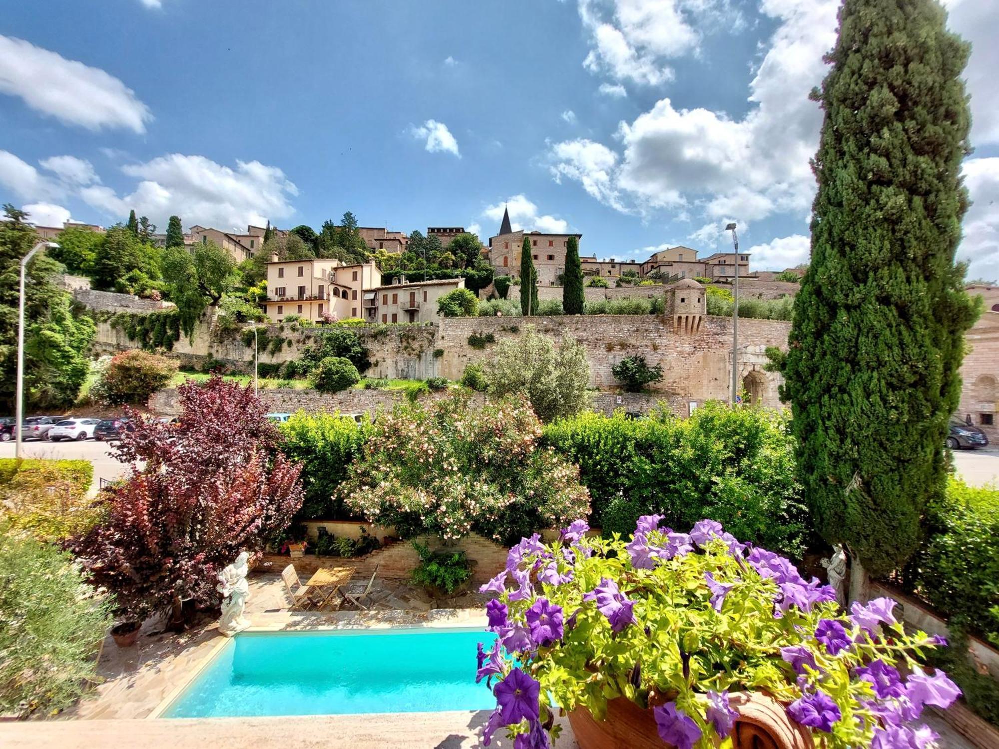 Villamena Bed & Breakfast 3*